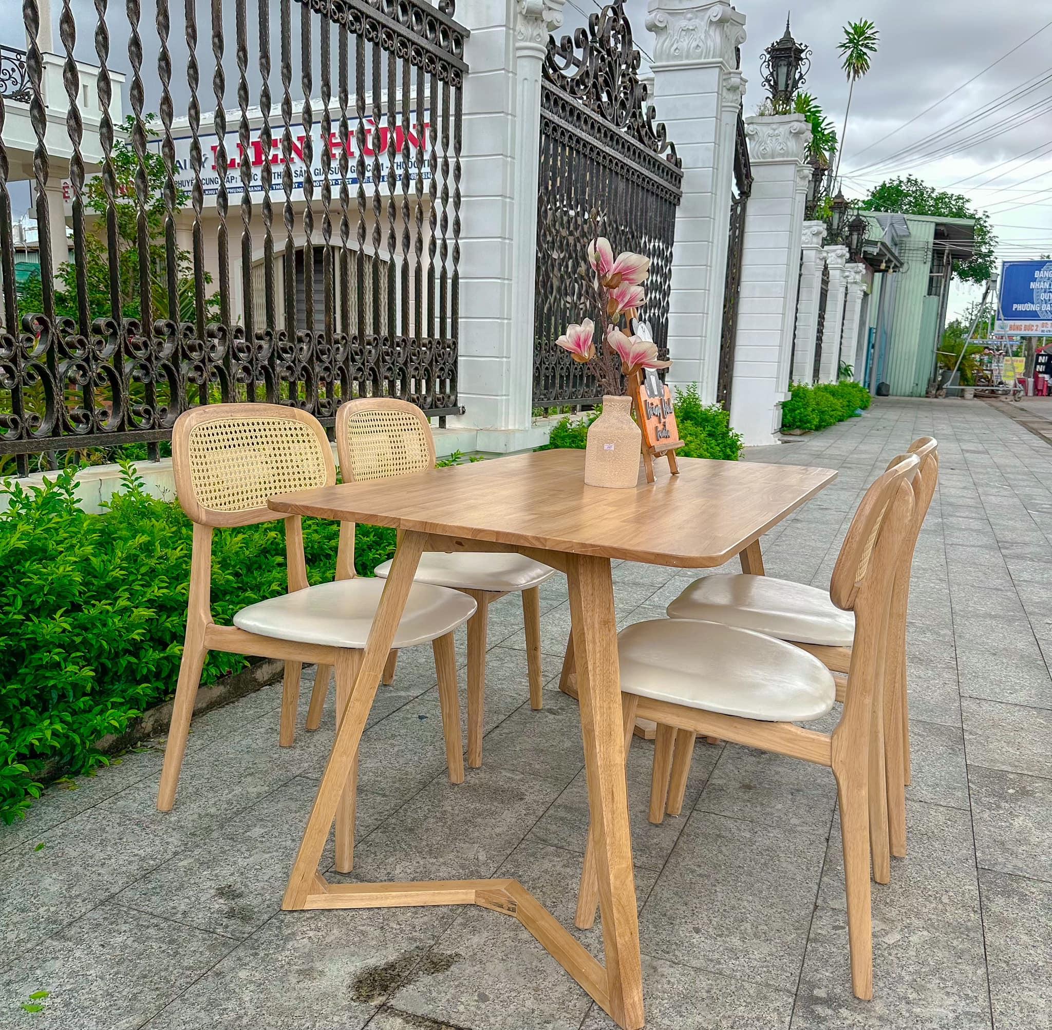 Bộ Bàn Ăn 4 Ghế Gỗ Tự Nhiên – Z24